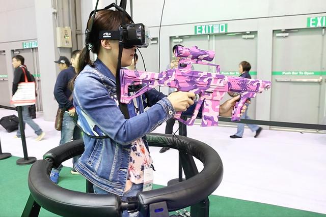 超多款國內(nèi)VR產(chǎn)品亮相香港電子展 對戰(zhàn)機最好玩(圖1) 多款國內(nèi)VR產(chǎn)品亮相展會 對戰(zhàn)機超好玩