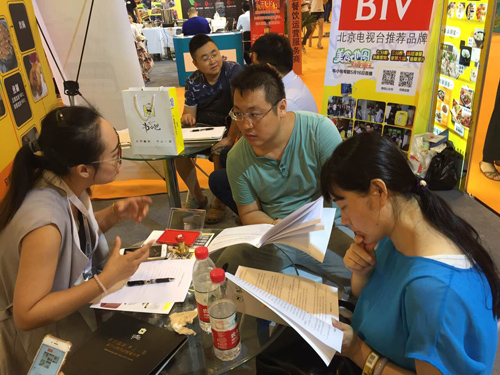 韋小包參與中國(guó)特許加盟展大受歡迎,簽約不斷 韋小包品牌現(xiàn)場(chǎng)考察火爆