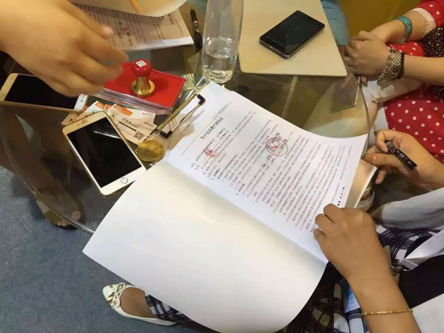 韋小包參與中國(guó)特許加盟展大受歡迎,簽約不斷 現(xiàn)場(chǎng)簽約忙不停!