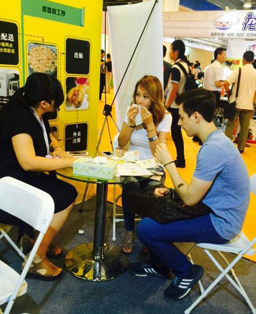 韋小包參與中國(guó)特許加盟展大受歡迎,簽約不斷 韋小包試吃活動(dòng)還吸引了來(lái)自國(guó)外友人的試吃品嘗、考察,獲點(diǎn)贊