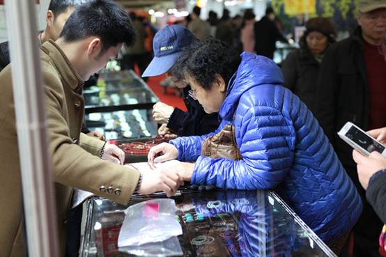 第六屆山東文博會 珠寶玉石展區(qū)有亮點(diǎn)(圖3) 第六屆山東文博會 珠寶玉石展區(qū)有亮點(diǎn)(圖3)