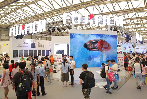 第十八屆國(guó)際攝影器材展在滬開幕(圖1)