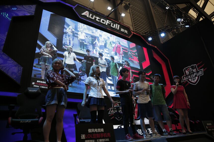 AutoFull傲風(fēng)電競(jìng)椅,2016China Joy展上大放異彩(圖2) AutoFull傲風(fēng)首創(chuàng)網(wǎng)布靠背電競(jìng)椅,2016China Joy展上大放異彩!