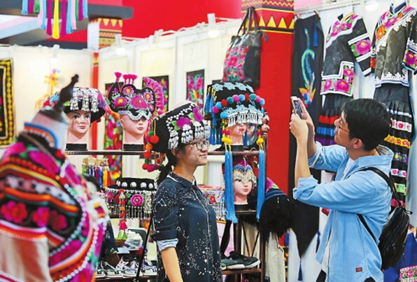 民族文化大放異彩 精彩創(chuàng)意扮靚展會