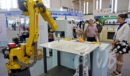 多功能育嬰箱、管道機器人…快來會展中心看高科“尖貨”