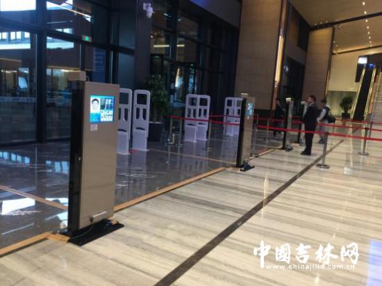 進入烏鎮(zhèn)互聯(lián)網(wǎng)國際會展中心的安檢_副本.jpg
